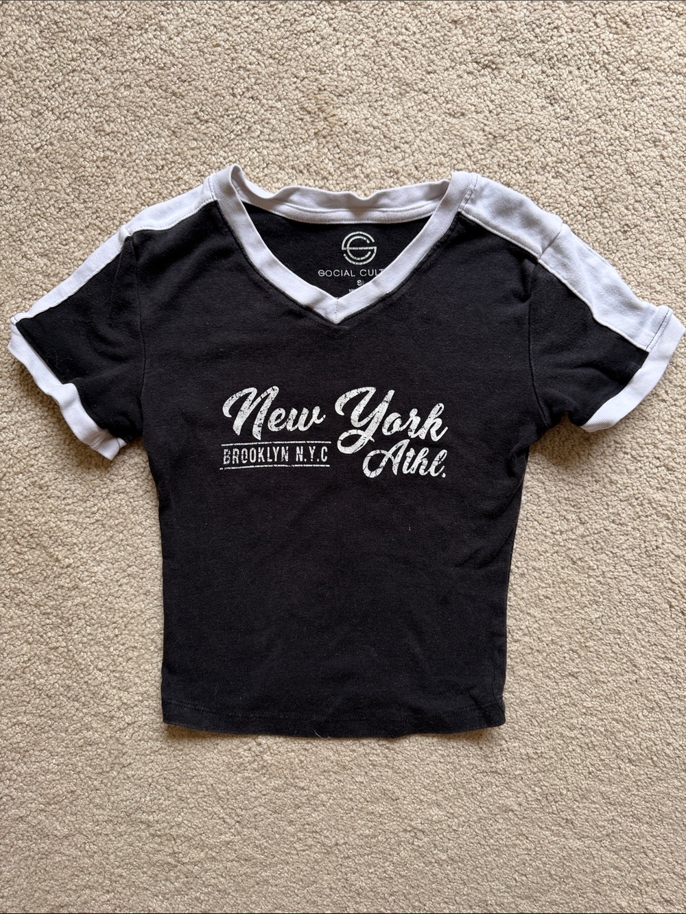 Black & White New York V-Neck Cropped Tee